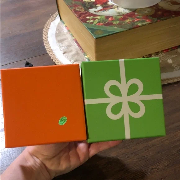 JCPenney Lime Gift Box with White Ribbon Design - Picture 5 of 10
